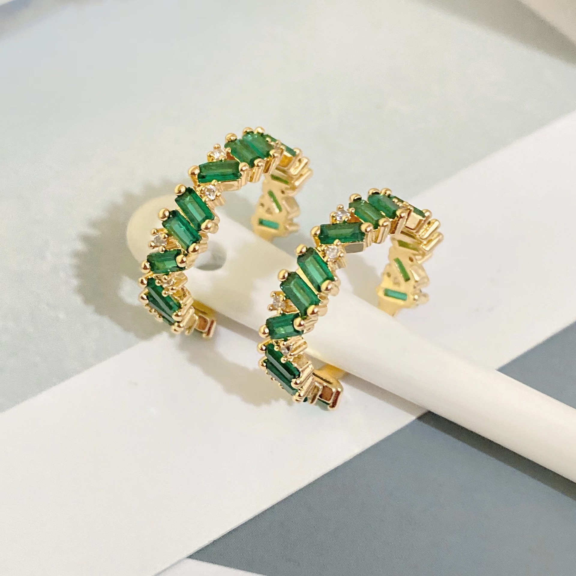 new copper-plated 18k gold emerald diamond-encrusted open ring