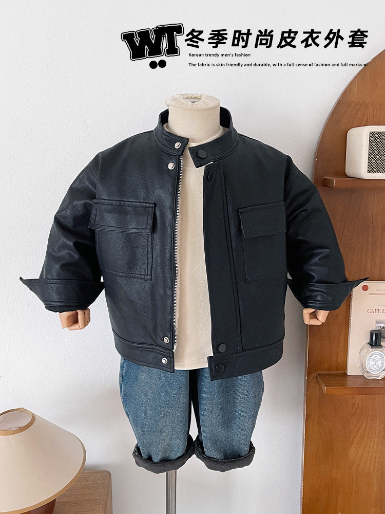 El valle del viento 2025 invierno nuevo niño guapo cuello de pie y chaqueta de cuero de terciopelo grueso chaqueta de locomotora caliente para niños