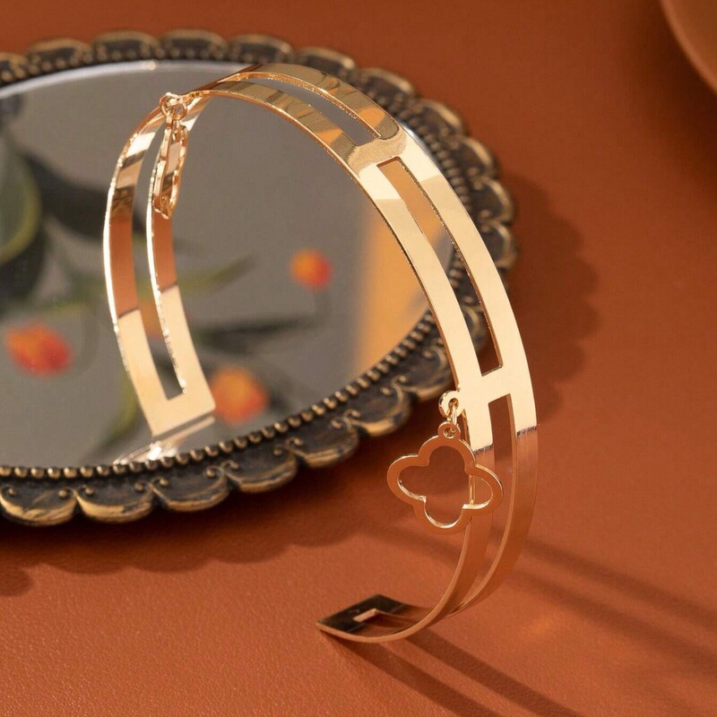 European and American Cross-Border Fashion Minimalist Double-Layer Hollow-Out Smooth Surface Armband Bracelet with Four-Leaf Flower Hollow-Out Pendant Arm Ring European and American Cross-Border Fashion Minimalist Double-Layer Hollow-Out Smooth Surface Armband Bracelet with Four-Leaf Flower Hollow-Out Pendant Arm Ring