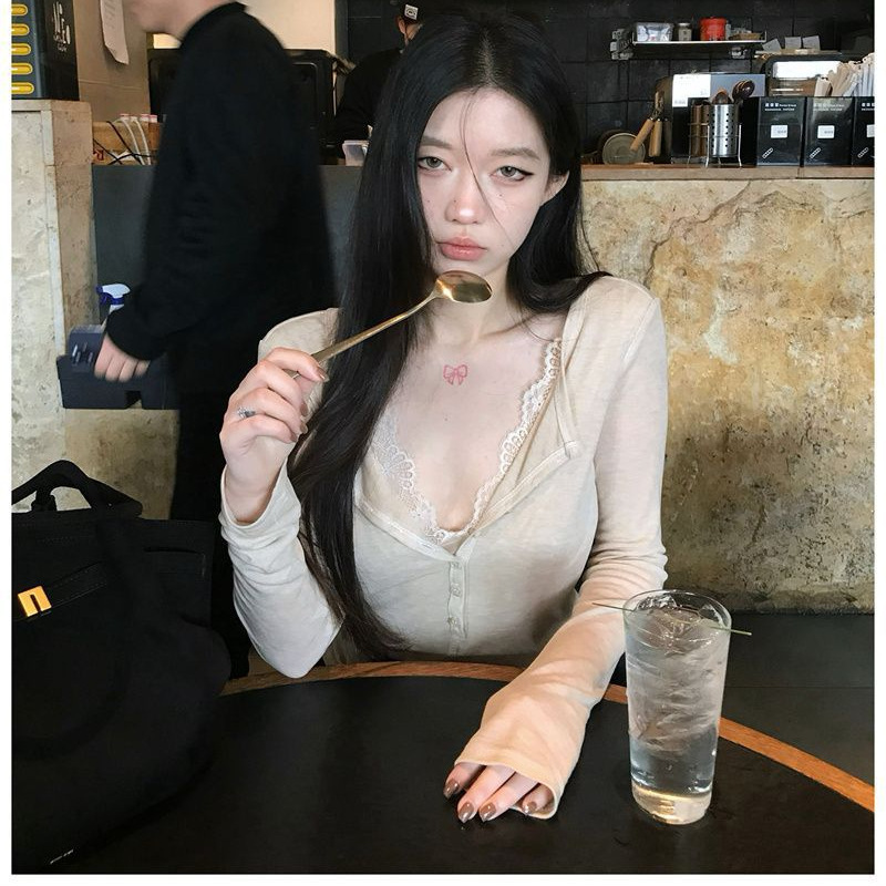 Summer New Style Pure Desire Lace Trim Faux Two-Piece Long-Sleeve T-Shirt for Women, Designed to Be Slim-Fitting and Versatile Summer New Style Pure Desire Lace Trim Faux Two-Piece Long-Sleeve T-Shirt for Women, Designed to Be Slim-Fitting and Versatile