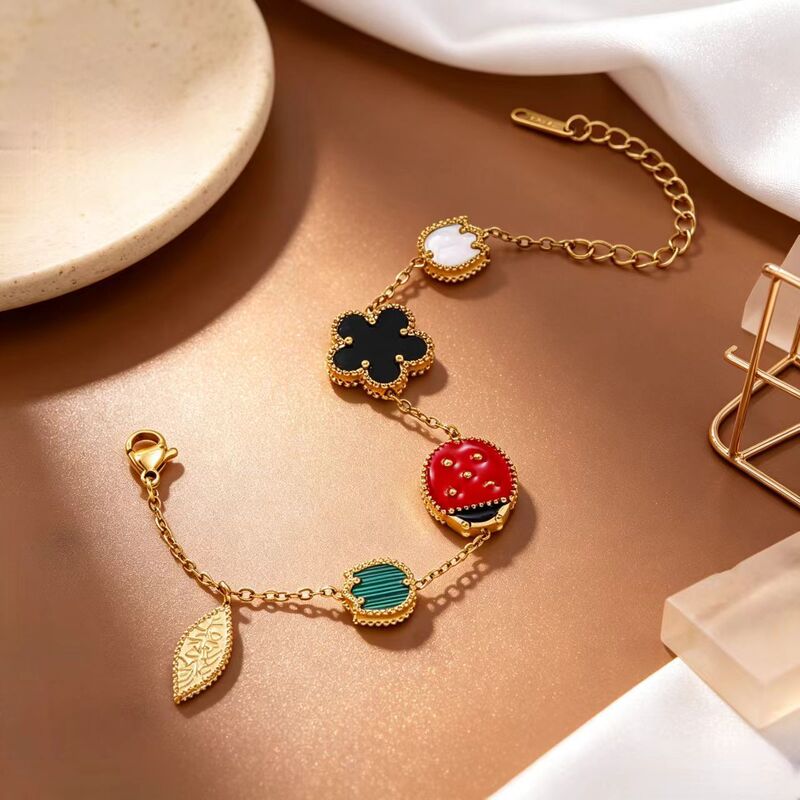 Trendy retro-style ladybug and clover bracelet with double-sided mother-of-pearl and malachite leaf pendant, exquisite hand accessory Trendy retro-style ladybug and clover bracelet with double-sided mother-of-pearl and malachite leaf pendant, exquisite hand accessory