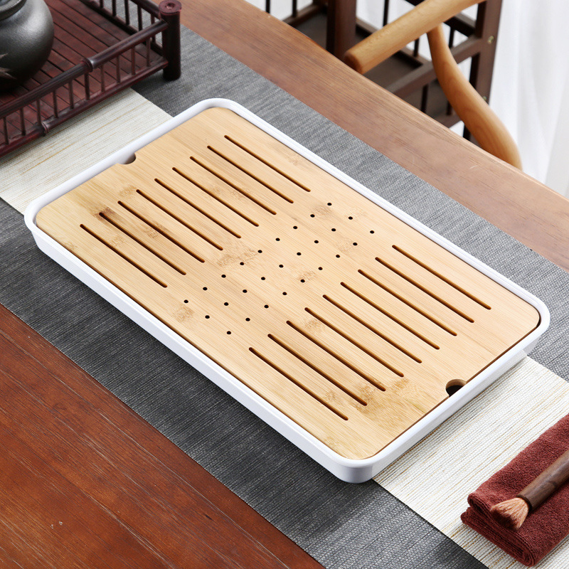 シンプルな竹製のお茶の皿の工夫の茶器は水を切って排水のお茶のトレーを蓄えます。|undefined