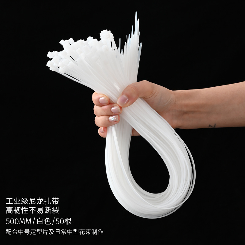 花屋の材料の花の花束を包装して手作りのdiyバラの花を刺します。