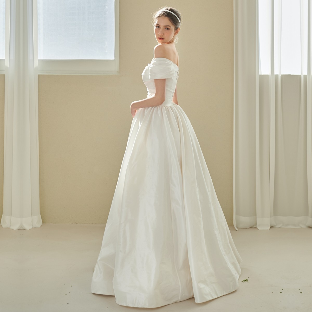 Elegante abito da sposa vintage leggero con spalle scoperte, semplice abito da fidanzamento/registrazione, abito da viaggio per servizi fotografici per donne minute_voghion.com