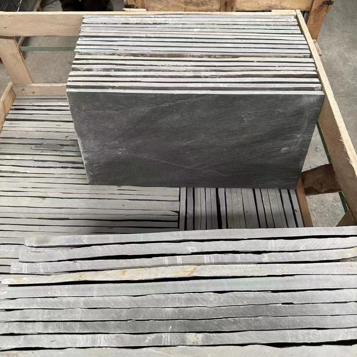 Була натуральная каменная ступенька Bluestone, неровная 30–120 см, толщина 3–5 см, мощение дорожки сада и двора