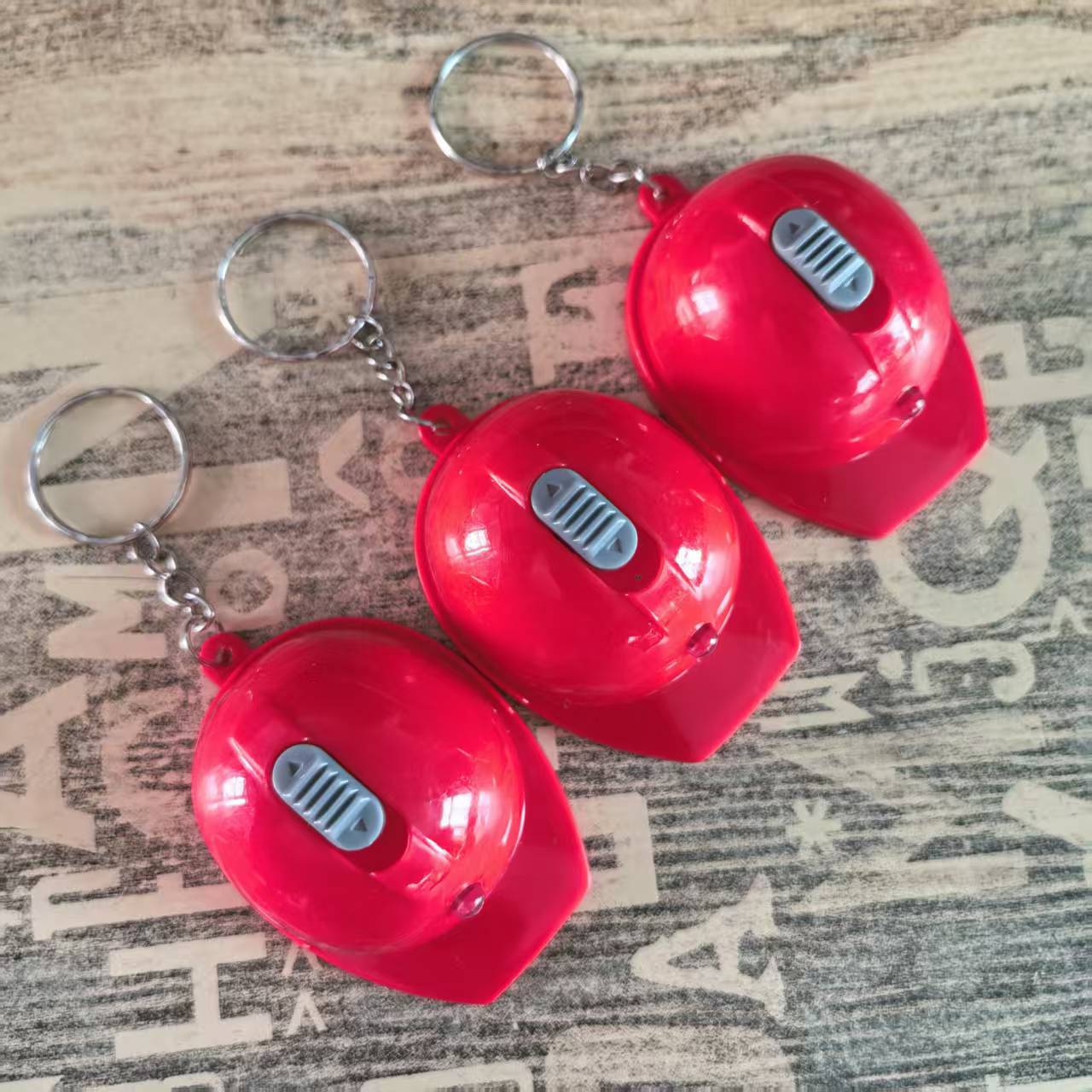 Nuevo hot sale LED casco abre botellas llavero logotipo personalizado con lámpara casco pequeño regalo
