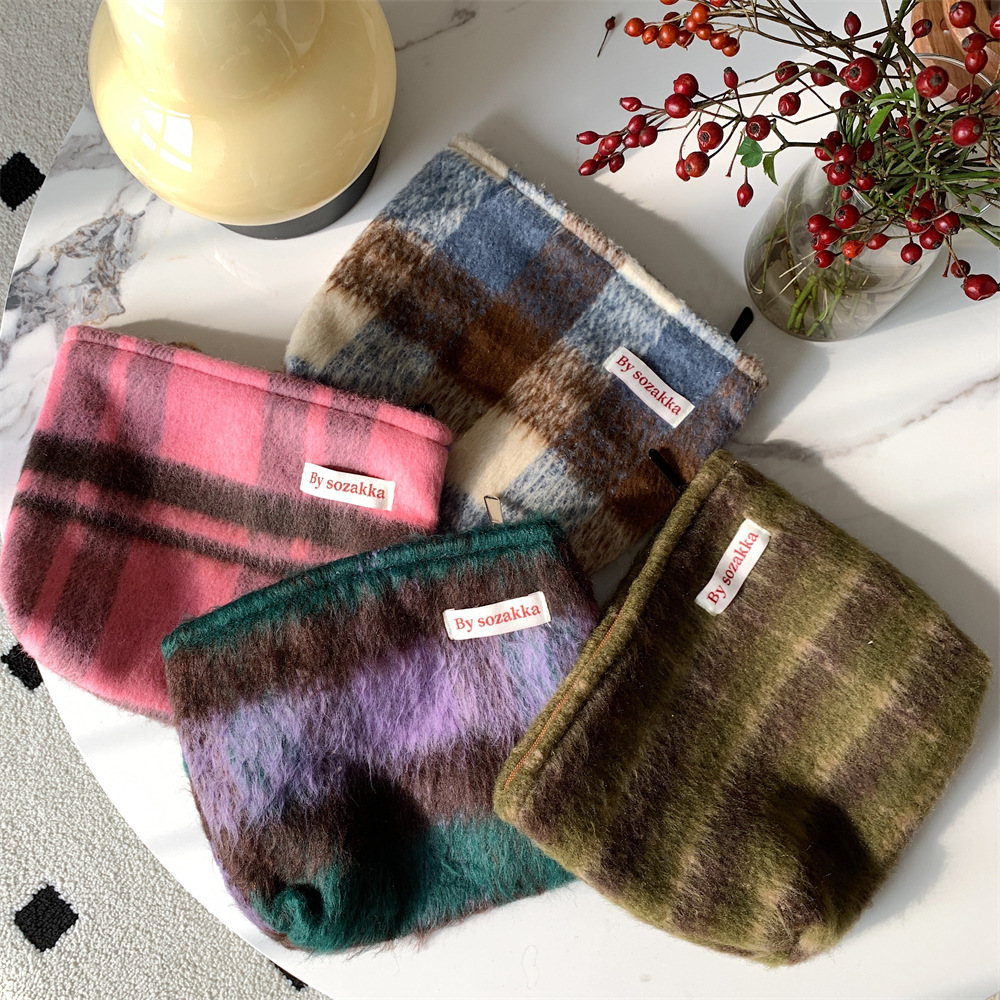 The 311023 ins Korean style checkered retro simple large-capacity woolen makeup bag is paired with a pocket purse Application Scenario