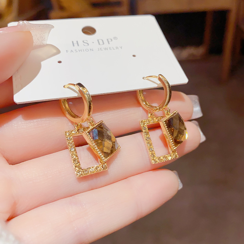 Retro sophisticated geometric fashionable earrings with zircon