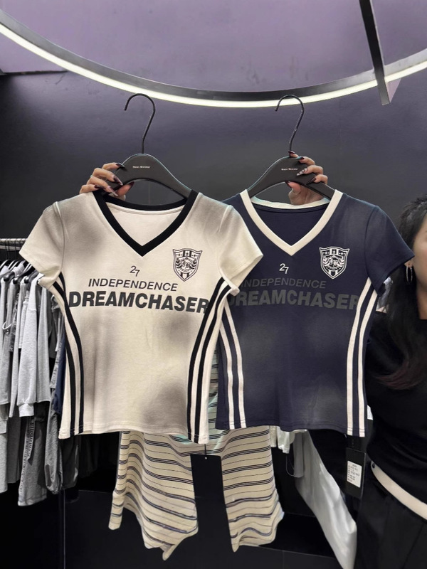 2025 春の新コントラストカラー V ネックレタープリントホットガールスリムフィット半袖 Tシャツ女性のインナー|undefined