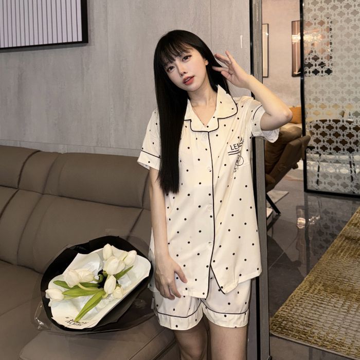 Al por mayor transfronterizo de tres piezas super suave forjado verano suave hilo de hielo suave cuatro lados rebote flor impresa pijama de mangas cortas para mujeres