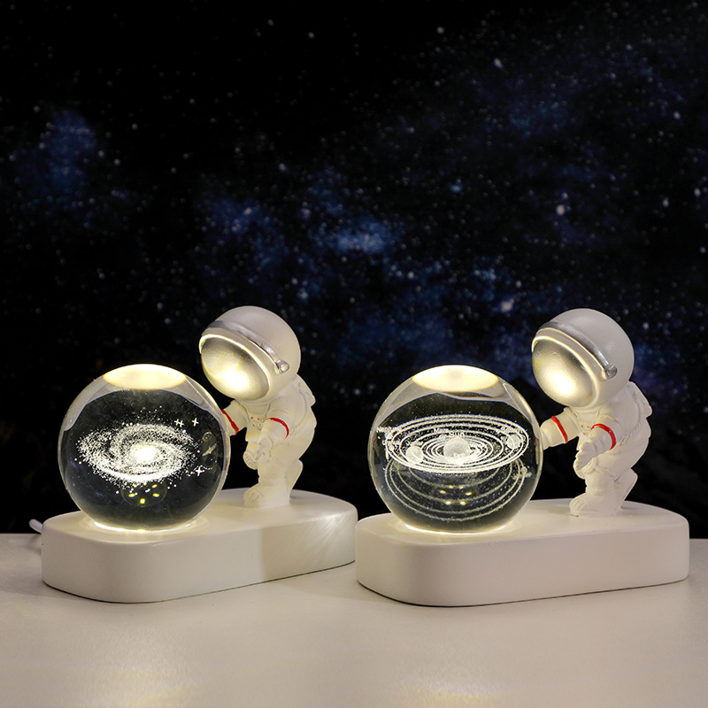 Bola de cristal luminosa, astronauta amado, escritorio de escritorio, adornos artesanales de resina, regalos de decoración navideña