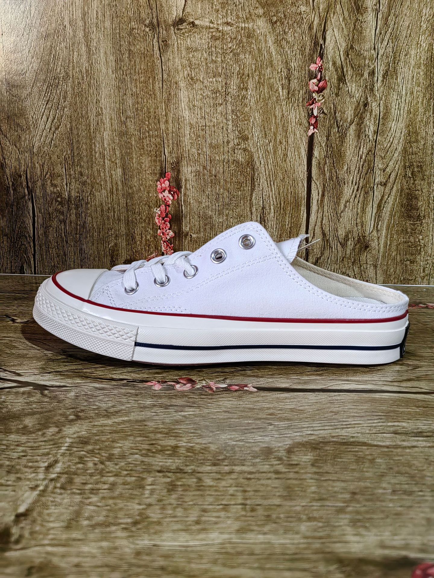 White half slippers, it is recommended to take one size smaller