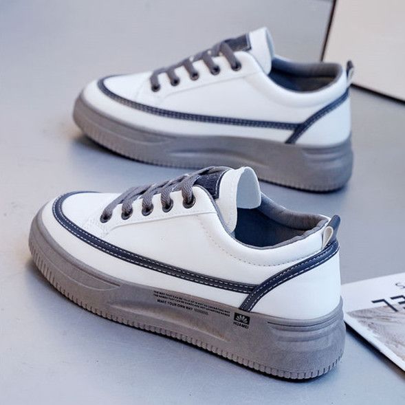 Versión coreana de las zapatillas de deporte de diseño de nicho de ocio para estudiantes, de moda 2024, nuevo estilo Harajuku, estilo de Hong Kong, zapatillas de deporte de fondo plano para mujer