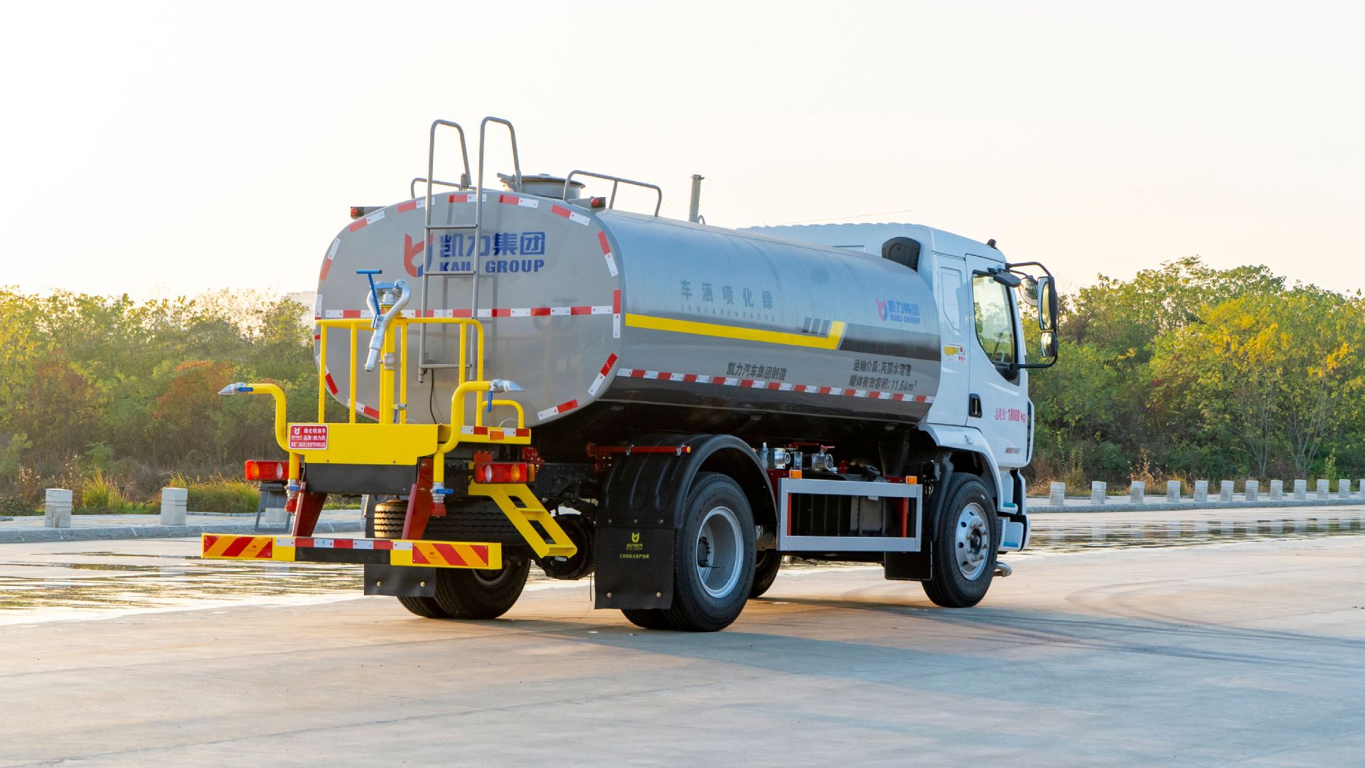 12-Ton Dongfeng Sprinkler Truck, Construction Site Dust Reduction, Urban Road Washing Truck, Sprayer 20- 100m