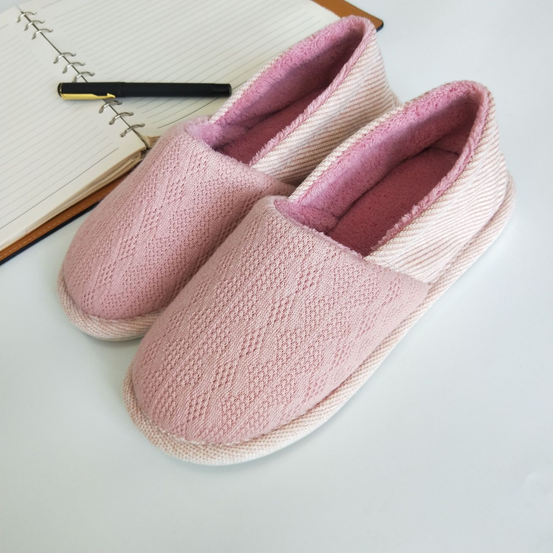 Primavera de tamaño extra grande Primavera y otoño hogar soplando mudos de fondo suave Zapatillas de algodón pre-embarazo y post-embarazo primavera y verano confinamiento zapatos
