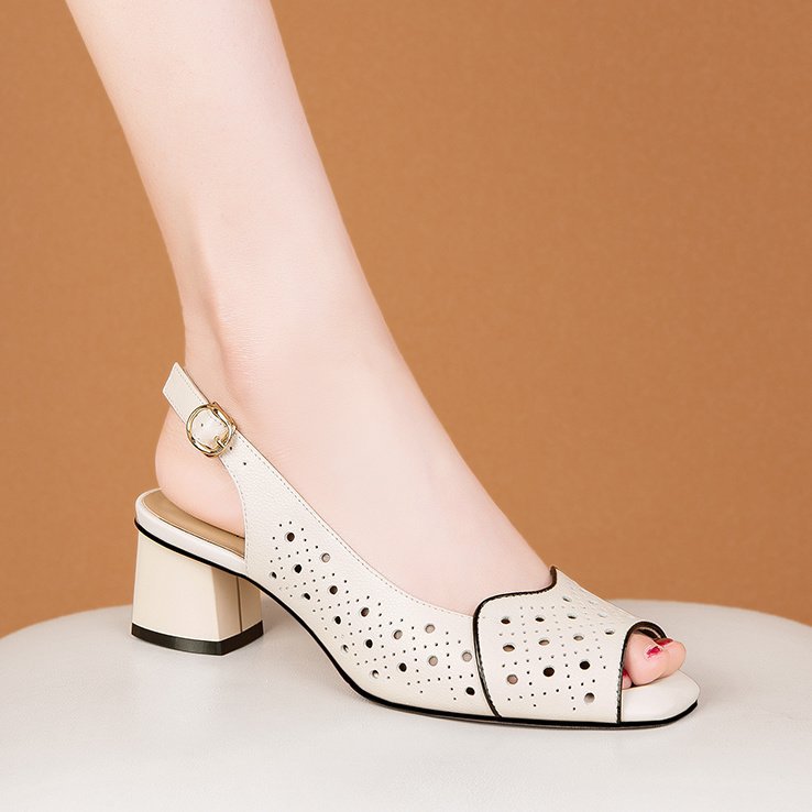 Sandalias de boca de pez huecas de moda de tacón grueso de todo fósforo trasero para mujer 2025 verano nuevo estilo sandalias de hebilla de tacón medio