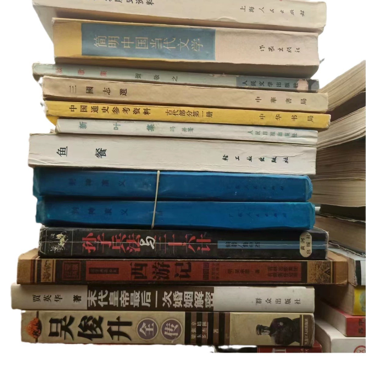 Использованная винтажная коллекция книг, assorted литература и романы для украшения и чтения