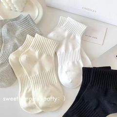 夏の靴下の女性の薄いタイプの乳の白色の短い筒の潮流の通気性の学院の風の純色の日本の白黒の低い組は靴下を合わせます