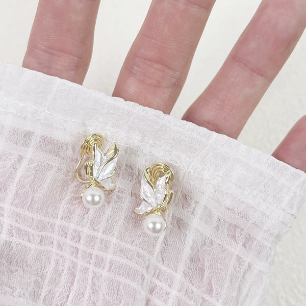 Mosquito coil from pearl, ear clips, flowered