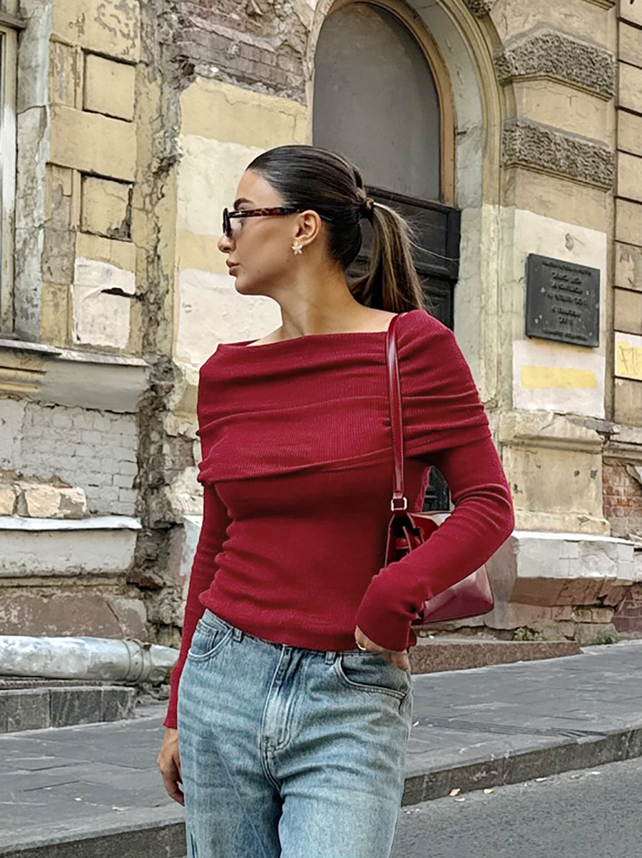 Camiseta ajustada para mujer, color vino tinto, cuello palabra y manga larga, diseño sensual y versátil image 5