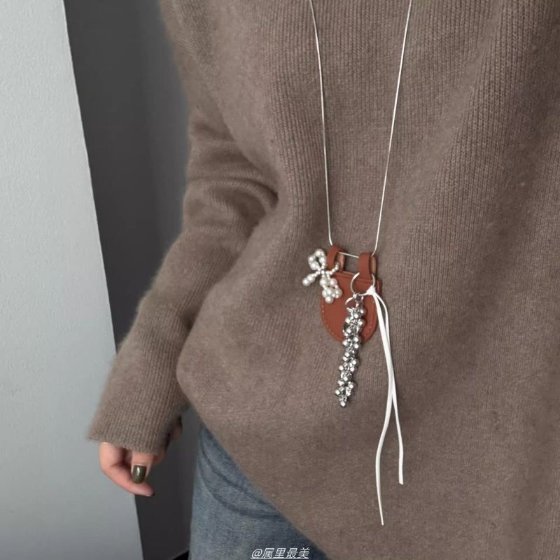 ニッチデザインレザーバッグパールリボンロングセーターチェーン甘くてクールな個性インバッグハンギングアクセサリー女性用|undefined