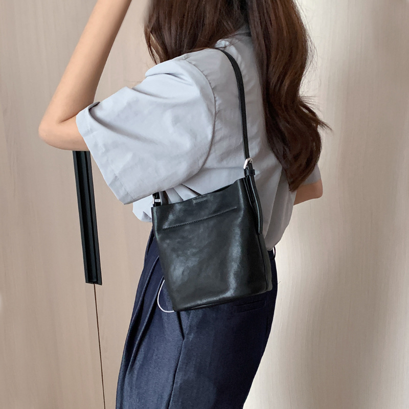 【 Genuine leather 】 Head layer cowhide bucket minimalist style single shoulder armpit women's crossbody small bag_voghion.com