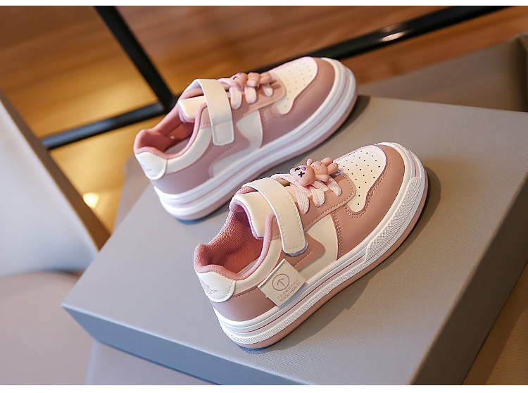 2023 Scarpe da cricket per bambini di inizio autunno Scarpe singole traspiranti basse bianche e nere per ragazzi e ragazze antiscivolo_voghion.com