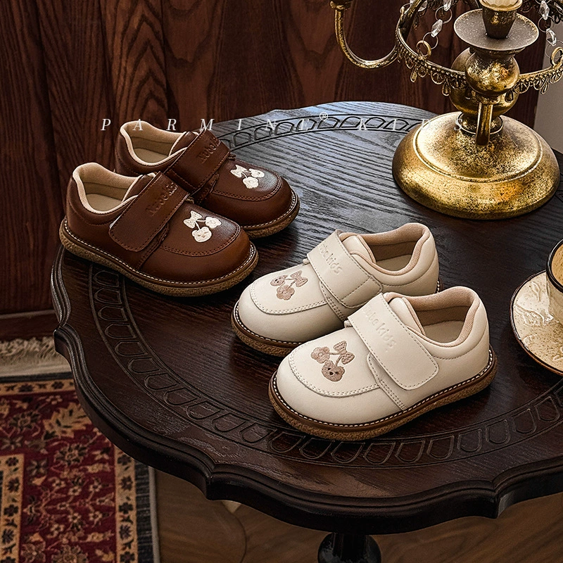 Прогулочные туфли для маленьких девочек из натуральной кожи с вышивкой в ​​китайском стиле, новые весенне-осенние модные универсальные кожаные туфли принцессы для девочек.