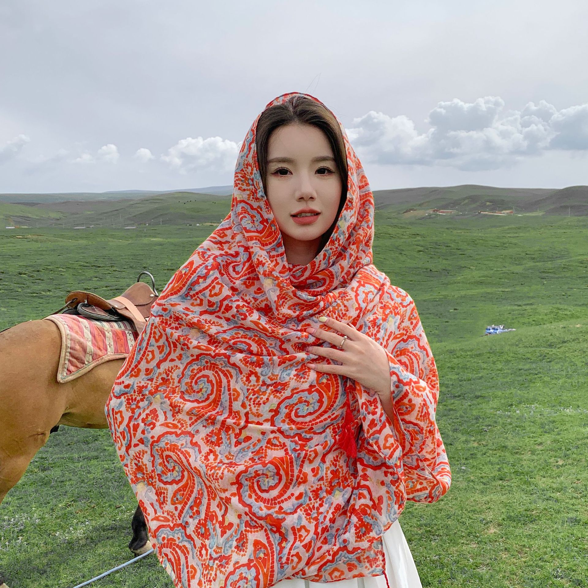 2023 nueva fotografía de viaje bufanda de seda exterior Xiangyun Totem bufanda impresa de las mujeres retro estilo étnico protección solar chal