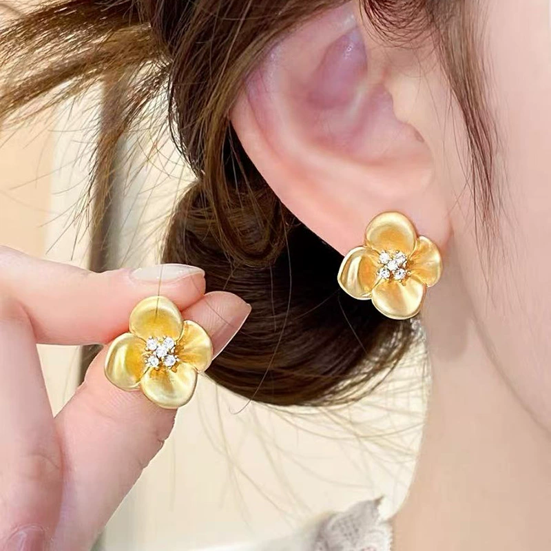 Серебряная игла, золотые универсальные ретро серьги, серебро 925 образец, интернет-знаменитость, стиль легкой роскоши, стиль высокого качества, яркий запоминающийся стиль
