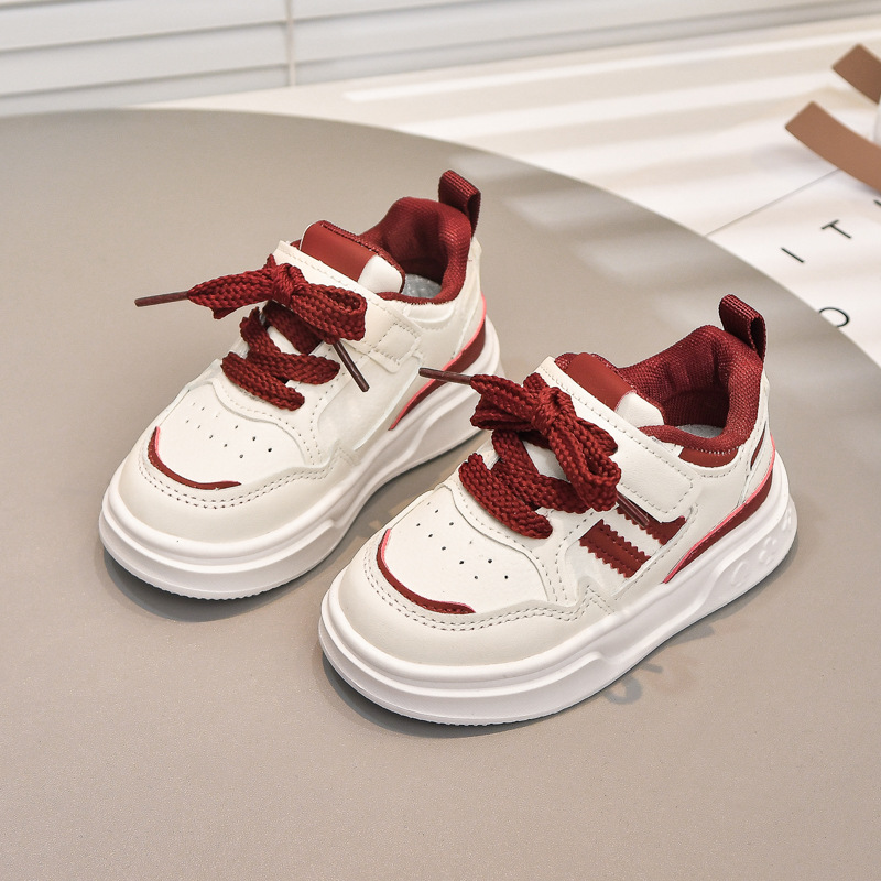 Una zapatilla de cuero para niños, zapatillas antideslizantes de suela suave coreana, zapatos blancos de niña transfronterizos