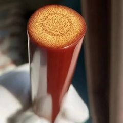 彫刻のフォントの中実の竹の完成品の精は赤い皮の古い材料を投げます。