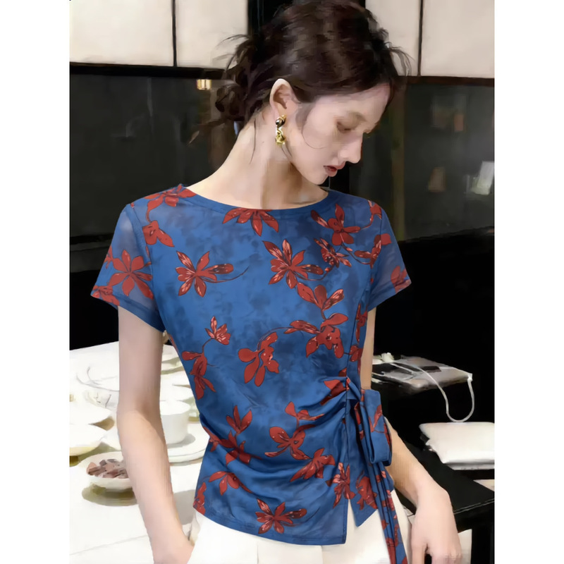 Blue Background with Red Flowers, Double-Layered Mesh Top for Women, New Summer Style, Waist-Cinching Tie, Short-Sleeved, Stylish, Age-Reducing Printed T-Shirt