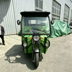 Afrika bazarı üçün yanacaqla işləyən, qapalı sərnişin üçtəkərli motosiklet (tuk-tuk).