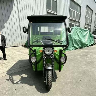 Cross-Border Best-Selling Fuel-Powered Passenger Tricycle, Enclosed Tuk-Tuk, High-Cost-Performance Vehicle for Passenger Transport in the African Market