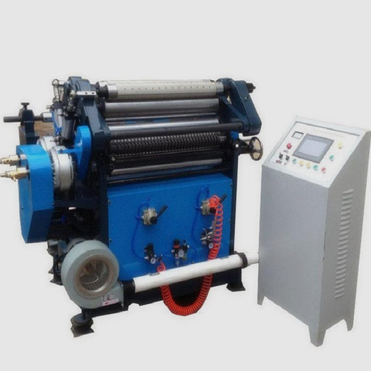 Una mina suministró la máquina de corte de tela no tejida, la máquina de bobinado y nivelación es simple y conveniente.