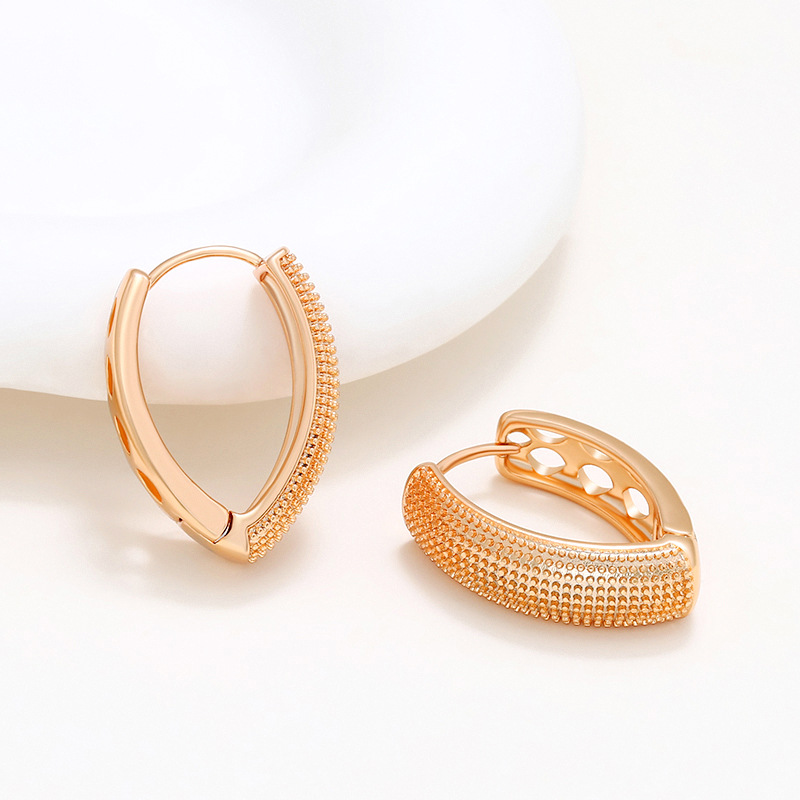 Xuping joyas europeas y estadounidenses en forma de U pendientes franceses femeninos simple moda fría pendientes de aleación de oro al por mayor