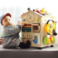木製のモンテレーの忙しい部屋の子供は早く忙しい箱を教えて鍵を開けて服を着て琴をたたいて集中力を訓練します。