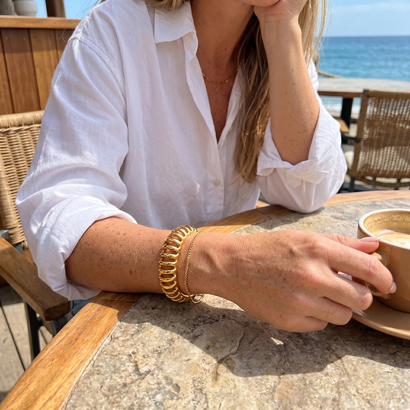 Tina Europa y América de moda transfronteriza acero inoxidable chapado en oro 18k exagerado en forma de C brazalete hueco personalidad no decoloración joyas mujeres image 1