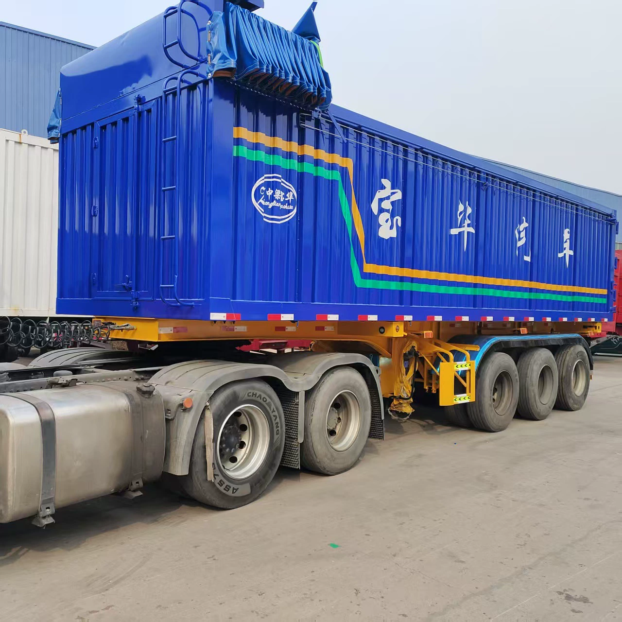 Экспортная модель 4-осного полуприцепа с задней разгрузкой, изготовленная из высокопрочной стали, устойчивой к крутящим моментам. Внутренняя 3-осная разгрузка песка и гравия.