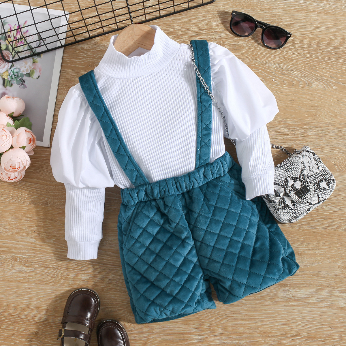 Autunno 2024 Nuovo abbigliamento per bambini Ragazze Maniche lunghe Maglia a strisce con bretelle + Pantaloncini con cinturino a griglia Set due pezzi_voghion.com