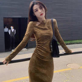 法式名媛风晕染气质斜切领长袖连衣裙女春秋收腰显瘦内搭包臀长裙