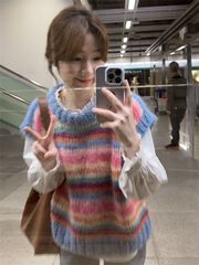 甘い服を着て、虹のストライプの丸首のニットのセーターのベストの女性の木の耳元のシャツを着ます。