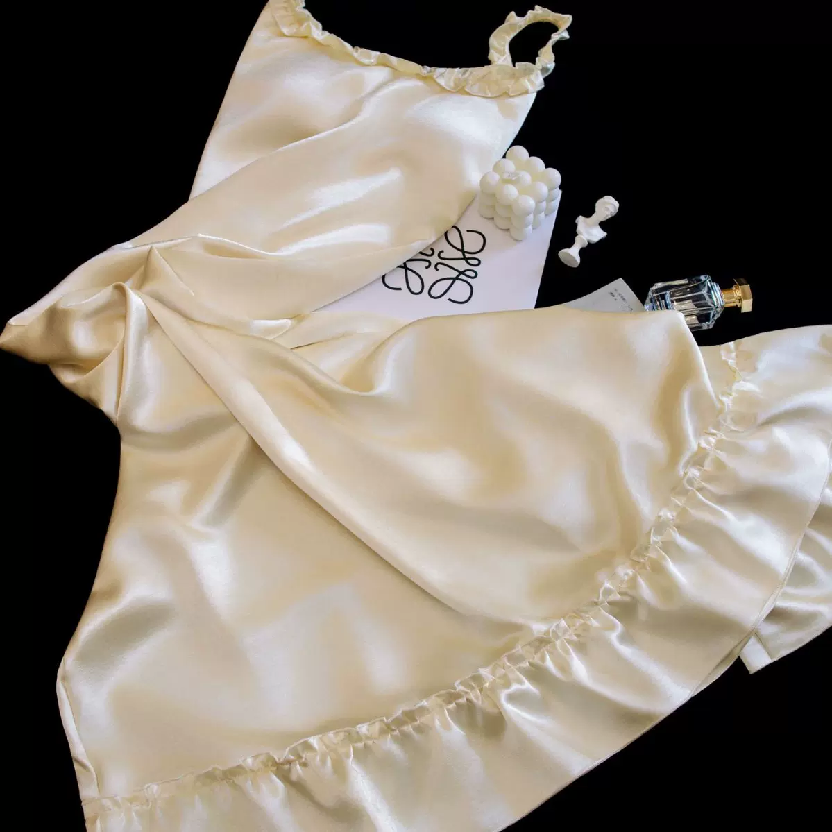 带胸垫珍珠白流光宽松公主圆领睡裙小红书款纯色无袖长款女士睡衣