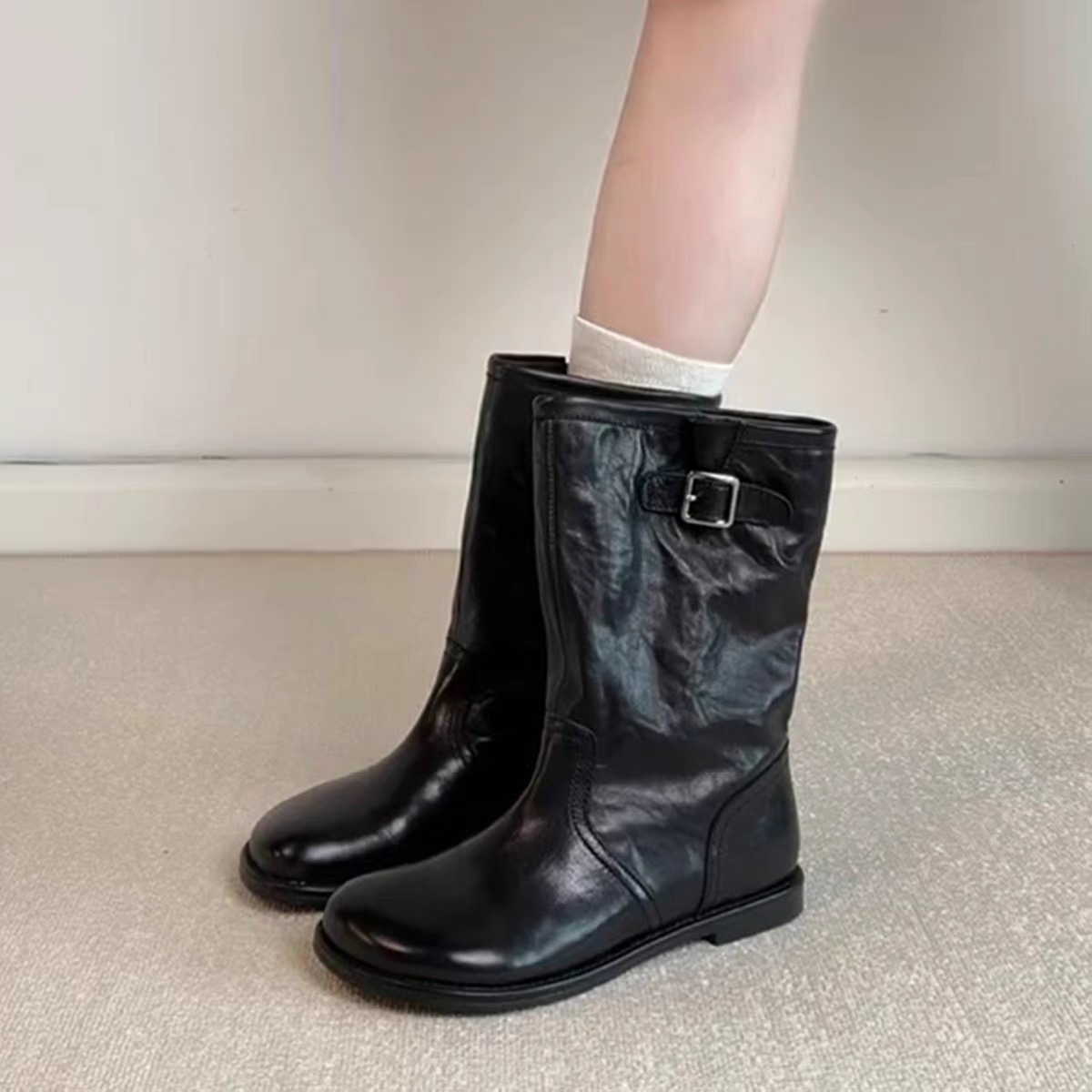 High-quality vintage washed leather round-toe buckle flat-soled women's riding boots 2026 new versatile mid-calf boots short boots