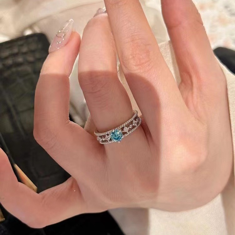 Designerring för kvinnor med blå zirkon och ihålig design_voghion.com