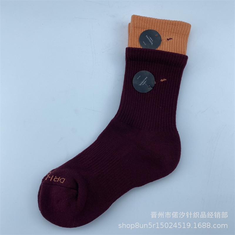 2023新品の偽の2つのつなぎ合わせのスポーツの靴下の中で筒の高い筒の男女の同項のマカロンカラーの厚いタオルの底