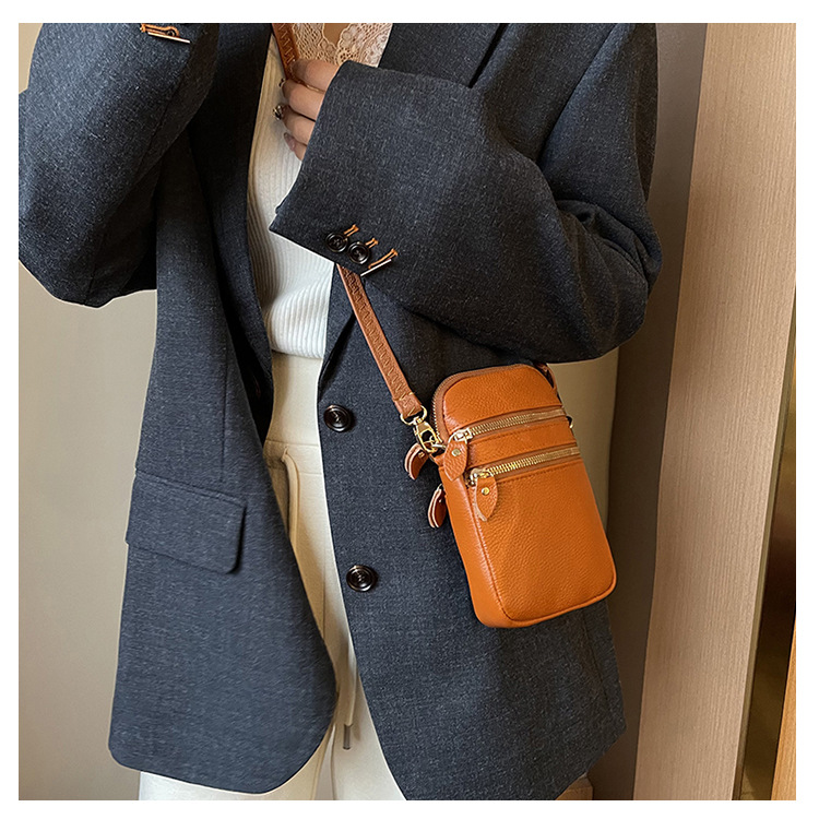 Women's Solid Color Genuine Leather Zipper Phone Wallets display picture 10