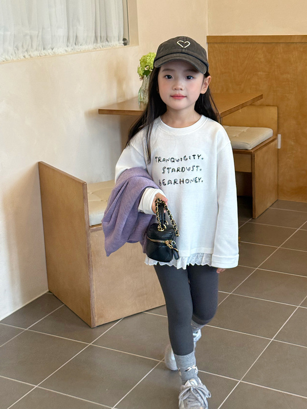艾摩贝贝2025秋中大女童休闲气质甜美蕾丝花边拼接打底衫字母上衣|undefined