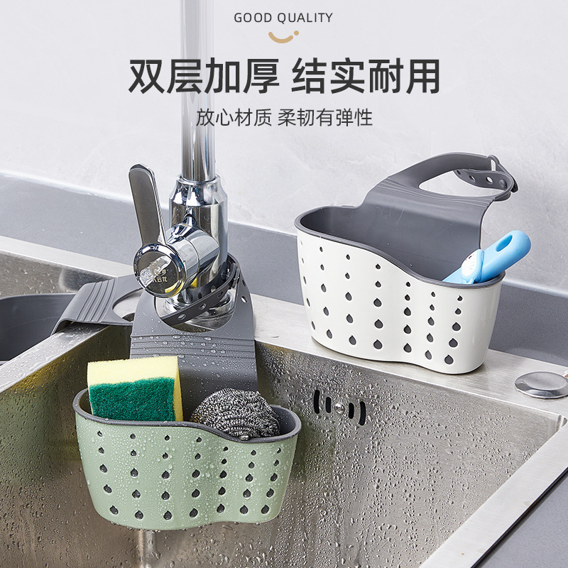 水槽の水たまりの台所の家庭用蛇口の置物棚|undefined